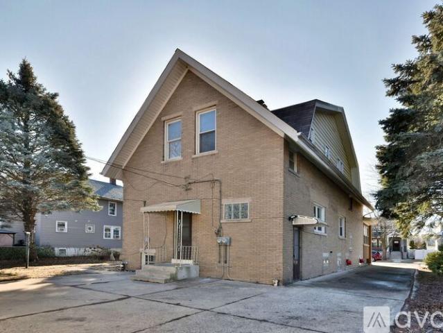 2 BR, 1 BA Apartment 3521 Oak Avenue, Unit 2, Brookfield, IL 60513