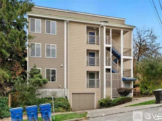 2 BR, 1 BA Apartment 3660 Whitman Av N, Unit 2, Seattle, WA 98103