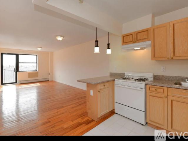 2 BR, 1 BA Apartment 36 Hilton Ave, Unit 306, Hempstead, NY 11550