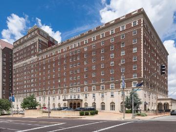 2 BR, 1 BA Apartment 3701 Lindell Boulevard Unit 10J, Saint Louis, MO 63108