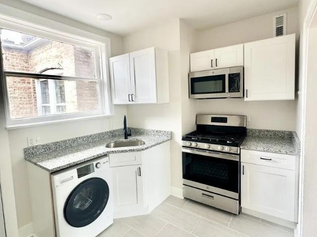 2 BR, 1 BA Apartment 3701 W Division Street, Chicago, IL 60651