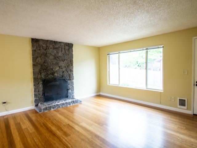 2 BR, 1 BA Apartment 3717 SE 35th Place, Portland, OR 97202