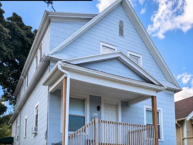 2 BR, 1 BA Apartment 3735 North 9th Street, Milwaukee, WI 53206