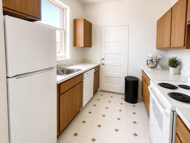 2 BR, 1 BA Apartment 3757 N Seminary Ave, Chicago, IL 60613