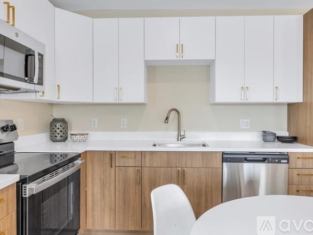 2 BR, 1 BA Apartment 375 Cummins Hwy, Unit 402, Boston, MA 02131
