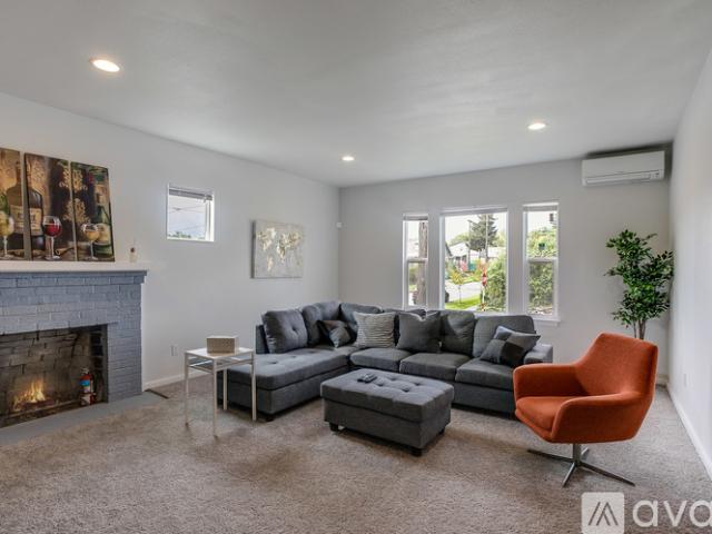 2 BR, 1 BA Apartment 3901 South Angel Place, Unit B, Seattle, WA 98118