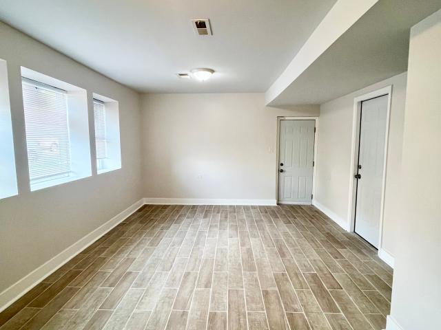 2 BR, 1 BA Apartment 3939 W Iowa St, Chicago, IL 60651