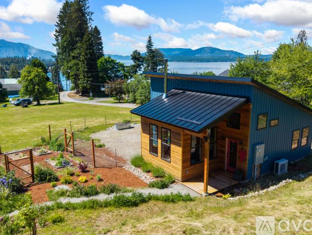 2 BR, 1 BA Apartment 307 Cedar Street, Hope, ID 83836