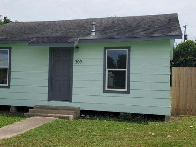 2 BR, 1 BA Apartment 309 Dallas Ave, Seadrift, TX 77983