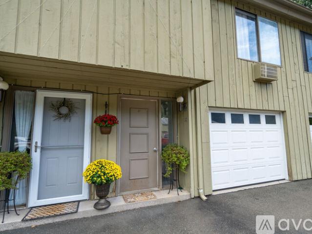 2 BR, 1 BA Apartment 32 Saginaw Trail, Unit 32, Guilford, CT 06437