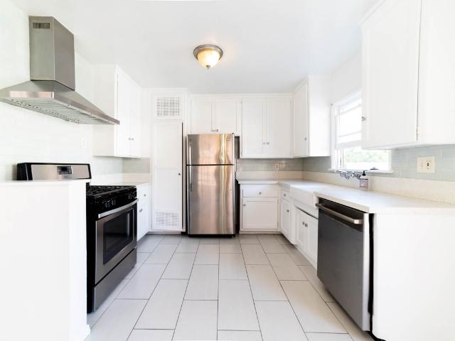 2 BR, 1 BA Apartment 333 S Gramercy Pl, Los Angeles, CA 90020