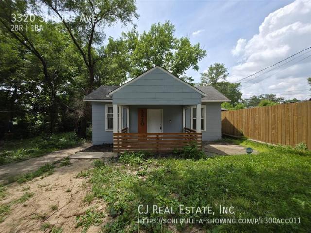 2 BR, 1 BA Apartment 3320 Spruce Ave, Kansas City, MO 64128