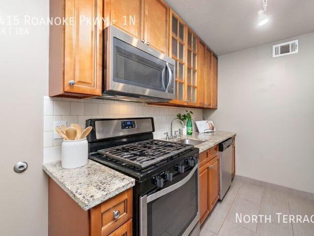2 BR, 1 BA Apartment 4415 Roanoke Pkwy, Kansas City, MO 641111