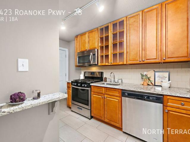 2 BR, 1 BA Apartment 4423 Roanoke Pkwy, Kansas City, MO 64111
