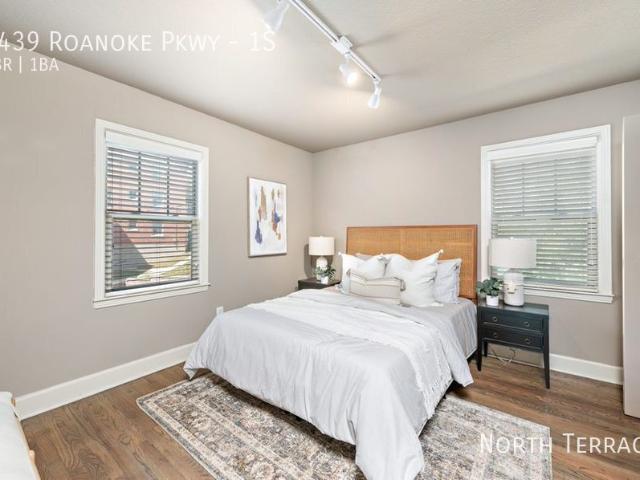 2 BR, 1 BA Apartment 4439 Roanoke Pkwy, Kansas City, MO 64111