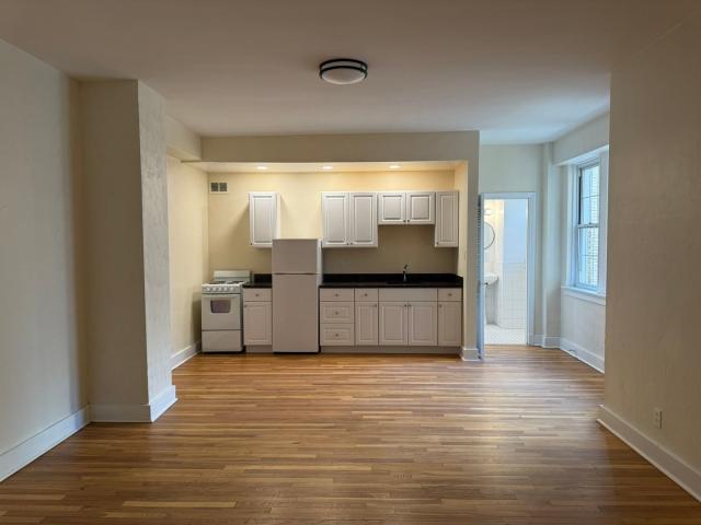 2 BR, 1 BA Apartment 4601 Bayard St Unit New King Edward 106, Pittsburgh, PA 15213