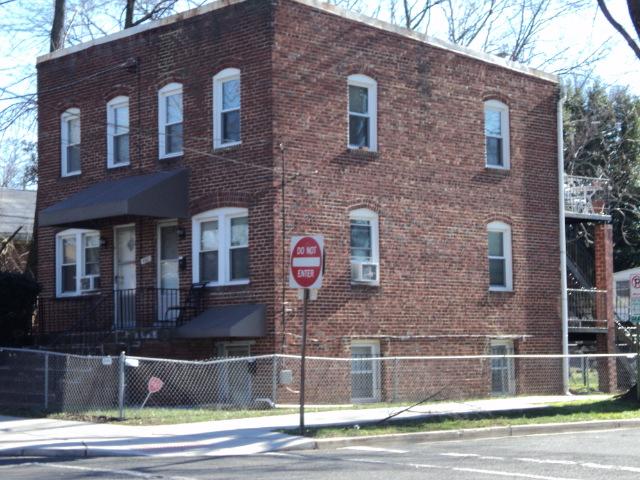 2 BR, 1 BA Apartment 4601 Blaine St NE, Washington, DC 20019