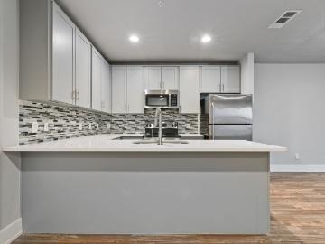 2 BR, 1 BA Apartment 4650 Cole Avenue Unit 145, Dallas, TX 75205