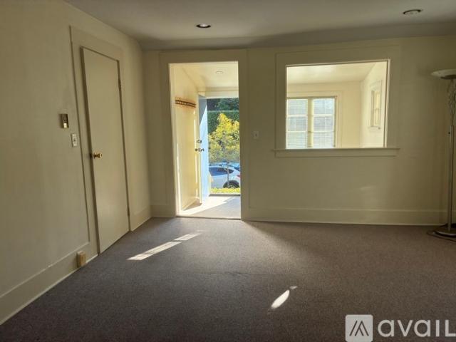 2 BR, 1 BA Apartment 4707 Densmore Avenue North, Seattle, WA 98103
