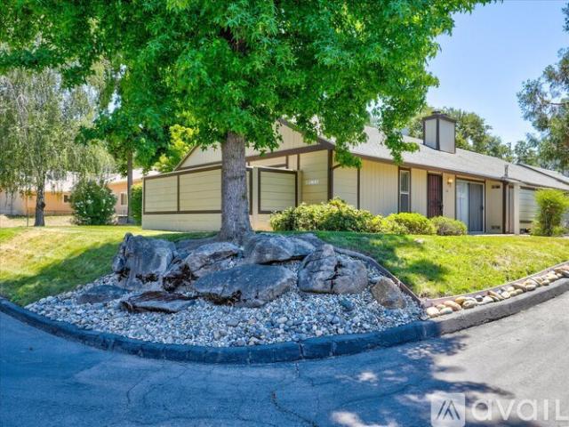 2 BR, 1 BA Apartment 49400 River Park Rd, Unit 74, Oakhurst, CA 93644