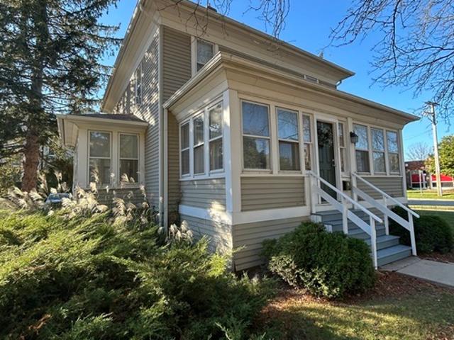 2 BR, 1 BA Apartment 400 S Hough St, Unit 1st floor, Barrington, IL 60010