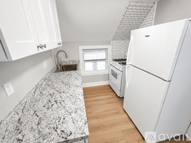 2 BR, 1 BA Apartment 413 E Maple Ave, Unit 2, Adrian, MI 49221