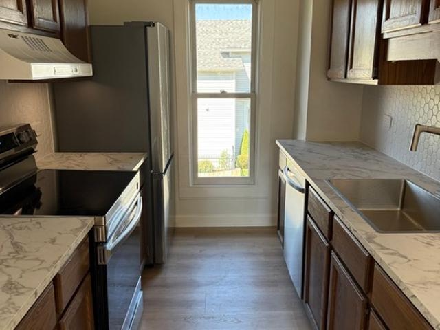2 BR, 1 BA Apartment 416 S Cook St, Unit N/A, Barrington, IL 60010