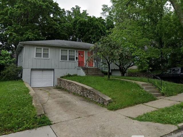 2 BR, 1 BA Apartment 5411 Tracy Avenue, Kansas City, MO 64110