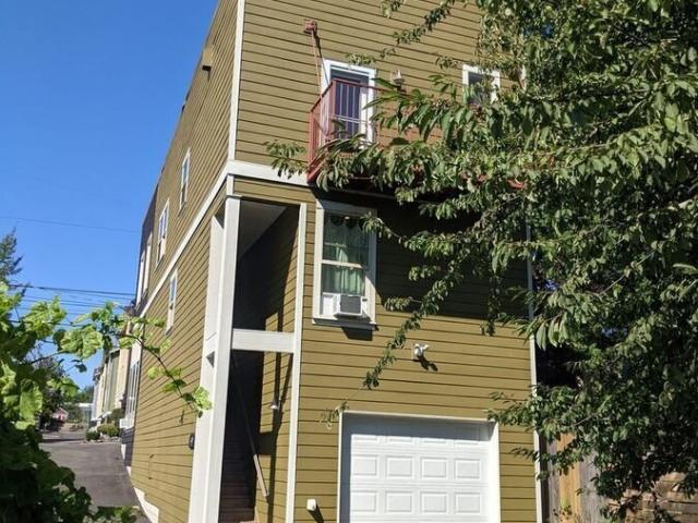 2 BR, 1 BA Apartment 549 N 85th Street, Seattle, WA 98103