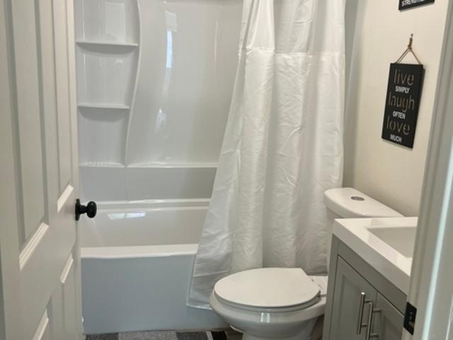 2 BR, 1 BA Apartment 520 East Fairview Boulevard, Inglewood, CA 90302