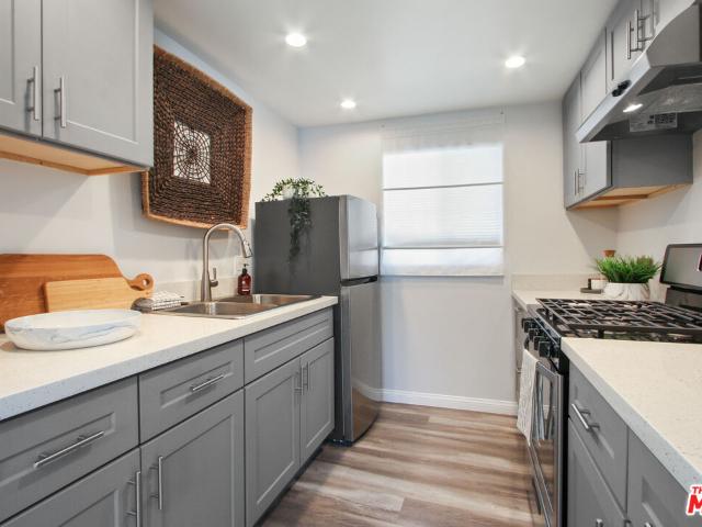 2 BR, 1 BA Apartment 6438 Rhea Avenue, Reseda, CA 91335