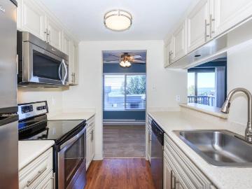 2 BR, 1 BA Apartment 6754 Lake Washington Blvd NE Unit C36, Kirkland, WA 98033