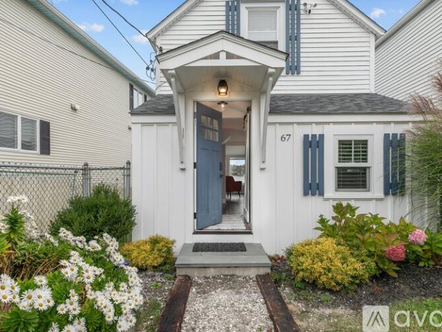 2 BR, 1 BA Apartment 67 Cedar Ave, Portsmouth, RI 02871