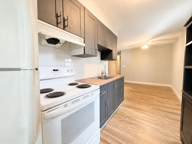 2 BR, 1 BA Apartment 684 Lincoln Rd, Windsor, ON N8Y 2G7