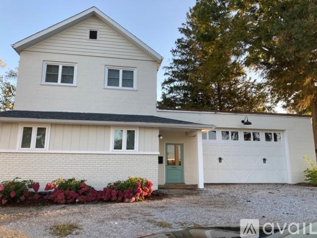 2 BR, 1 BA Apartment 6042 Northwest Boulevard, Unit 6042B Northwest Boulevard, Davenport, Iowa, USA, Davenport, IA 52806