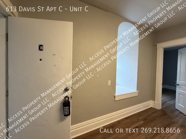 2 BR, 1 BA Apartment 613 Davis St Apt C, Kalamazoo, MI 49007
