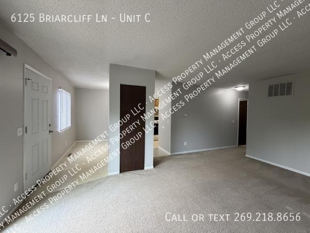 2 BR, 1 BA Apartment 6125 Briarcliff Ln Apt C, Kalamazoo, MI 49009
