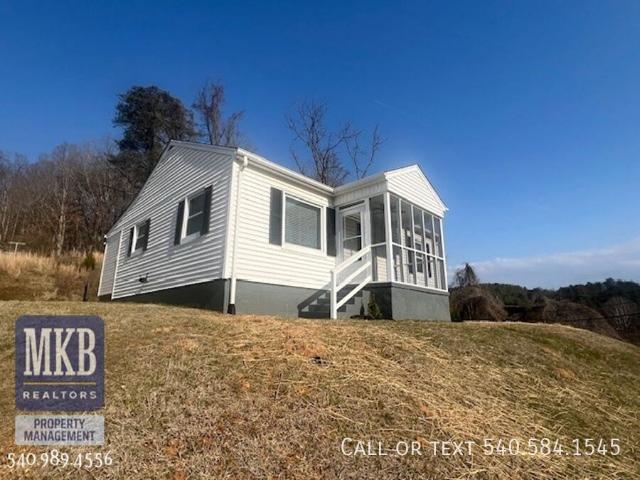 2 BR, 1 BA Apartment 6221 Shady Acres Drive, Roanoke, VA 24014