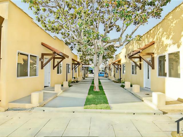2 BR, 1 BA Apartment 622 West 59th Place, Los Angeles, CA 90044