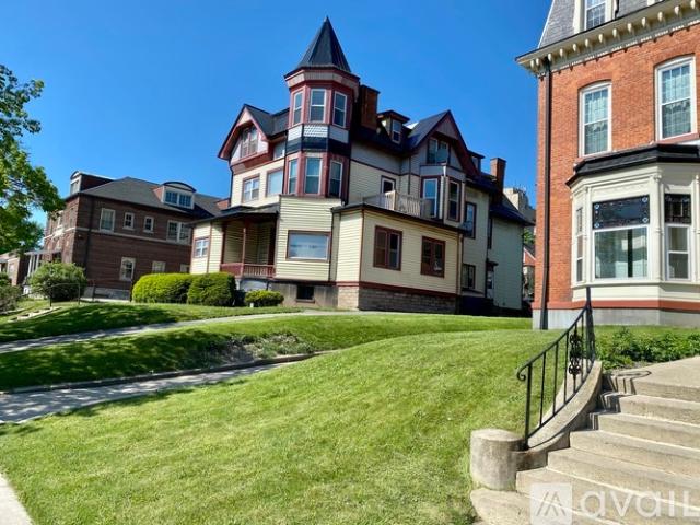 2 BR, 1 BA Apartment 625 Niagara Street, Unit 3, Buffalo, NY 14201