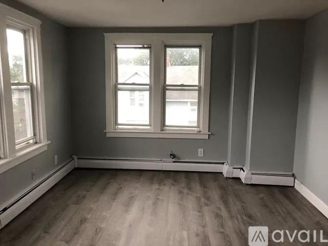 2 BR, 1 BA Apartment 635 Fall River Avenue, Unit 2, Seekonk, MA 02771
