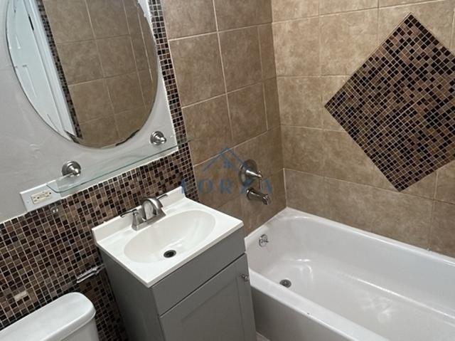 2 BR, 1 BA Apartment 7554 S Essex Ave, Chicago, IL 60649
