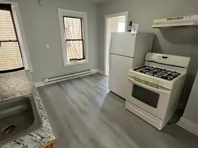 2 BR, 1 BA Apartment 76 Oak St, Waterbury, CT 06704