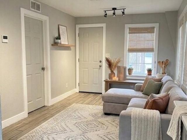2 BR, 1 BA Apartment 701 E Hanlon St, Tampa, FL 33604