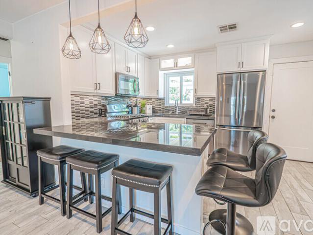 2 BR, 1 BA Apartment 7044 Garden Grove Ave, Los Angeles, CA 91335