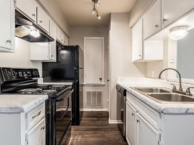 2 BR, 1 BA Apartment 704 East Waring Street Unit 112, Dayton, TX 77535