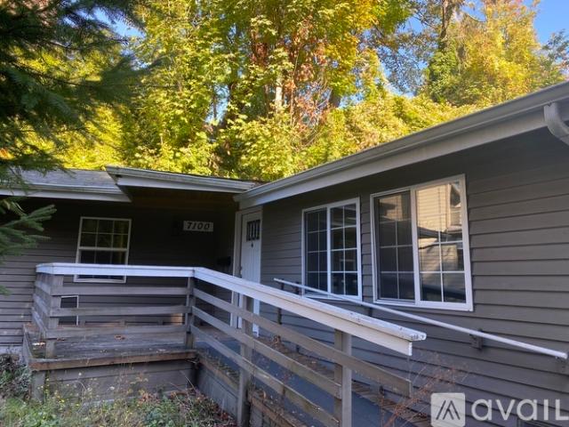 2 BR, 1 BA Apartment 7100 Lincoln Park Way SW, Seattle, WA 98136