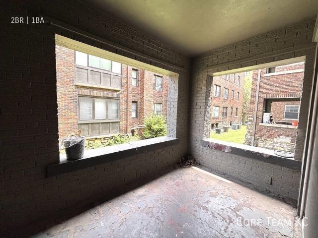 2 BR, 1 BA Apartment 710 W. 48th St Kansas City, MO 64111
