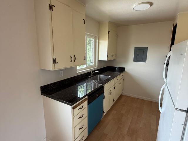 2 BR, 1 BA Apartment 720 Madison Ave, Redwood City, CA 94061