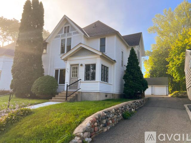 2 BR, 1 BA Apartment 721 Olive St W, Unit 2, Stillwater, MN 55082